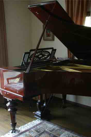 教室のピアノ